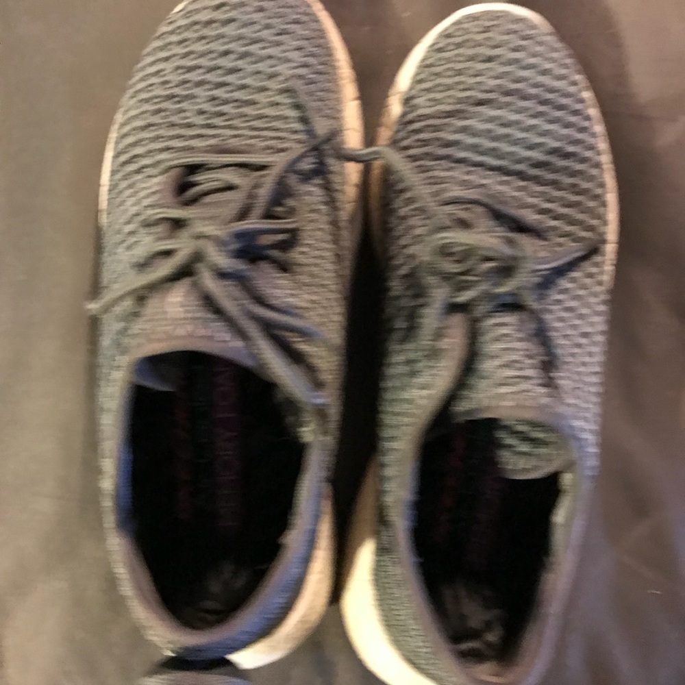 Sketchers gray sneakers